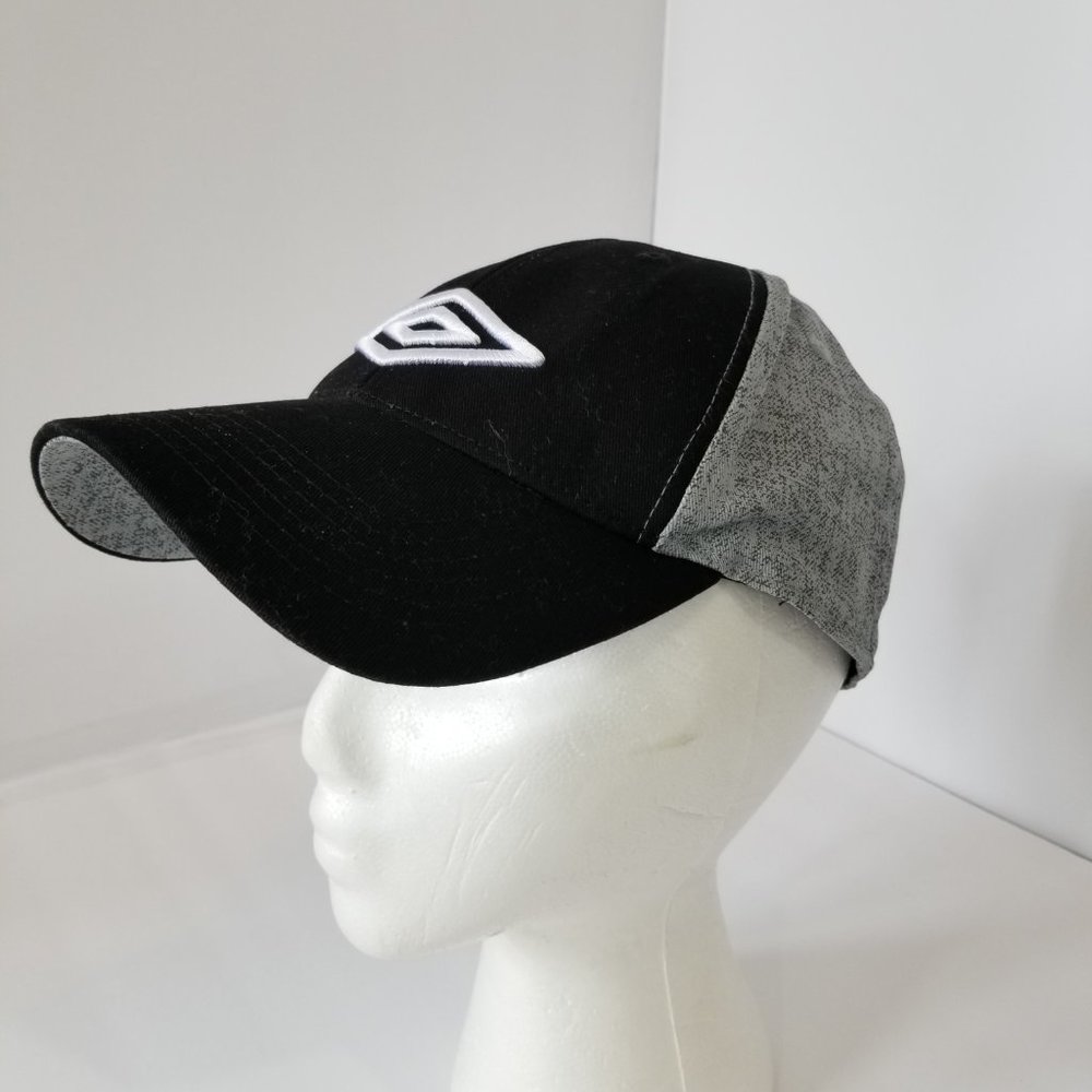 Umbro Snapback cap hat Black grey with logo soccer futbal